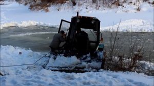 Трактор провалился под лёд.