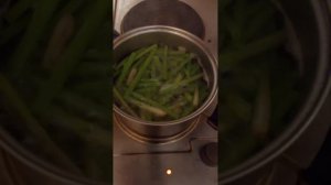 Лопух.Как приготовить простейший салат закуску из лопуха.