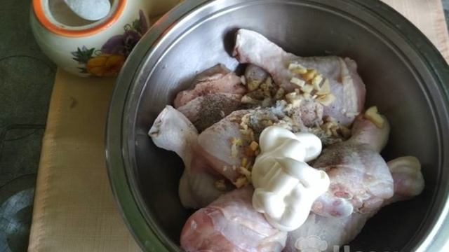 Куриные голени с майонезом и чесноком на сковороде