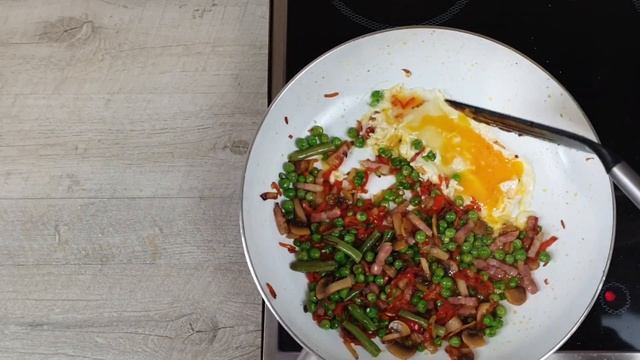 МУЖ НА КУХНЕ// Жареный рис с яйцом по китайски// Рис с беконом и грибами/Секрет вкусного риса//#РИС смотреть онлайн