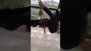 Пьяный пацан качается на качелях!  LoL