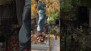 Могила Владимира Высоцкого на Ваганьковском кладбище￼