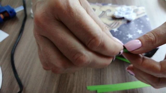 Как украсить коробку в технике квиллинг. Упакуй подарок к 23 февраля. смотреть онлайн