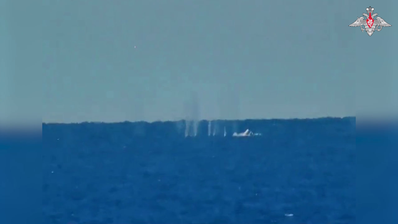 Минобороны опубликовало видео уничтожения в Черном море морских дронов ВСУ