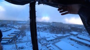 Крановщик пишет башенным краном. Рабочая на кране.