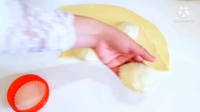 ЭТО КРУЧЕ ЧЕМ ПИРОЖКИ И ЧЕБУРЕКИ! ДОБАВЬТЕ 2 СТ.Л СМЕТАНЫ В ТЕСТО! БЫСТРЫЕ ПИРОЖКИ СОЧНЫЕ И НЕЖНЫЕ!
