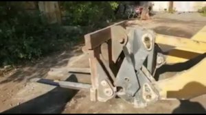 Как быстро поменять ковш на фронтальные вилы