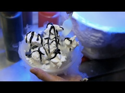 Китайская уличная еда – мороженое с жидким азотом быстрой заморозки.