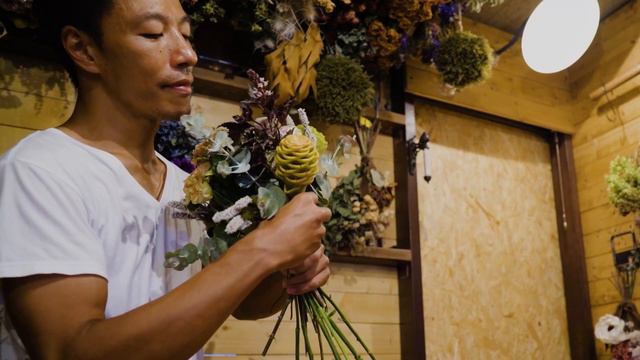 花屋vlog#38 【秋を感じる花束 花屋が作るシックなブーケ】 смотреть онлайн