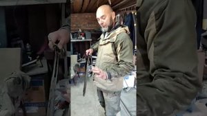 испытание шашки кузнеца Александра Мазур и шашки другого производителя