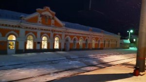 Проводник хвостового вагона провожает станцию ИНЗА