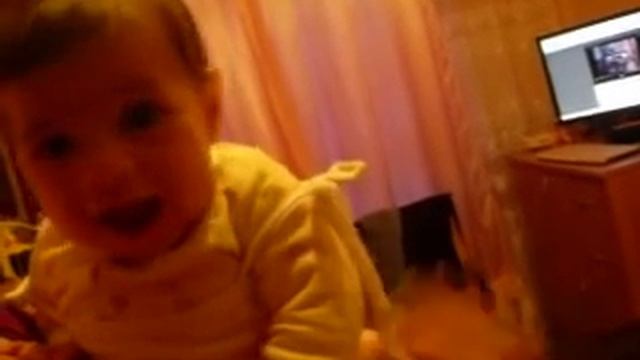 "2 месячный ребенок смеется.AVI смотреть онлайн
