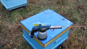 Использование дым-пушки для обработки пчел.Use the smoke gun to handle bees.