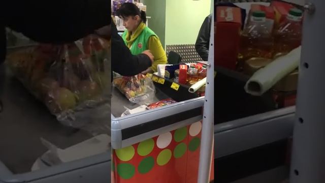 Продавец пятерочки хамит покупателю , и отказывается выдавать чек!