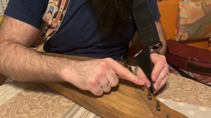 Установка гитарного ремня на гусли