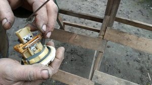 Как снять и установить датчик уровня топлива Опель Вектра А.