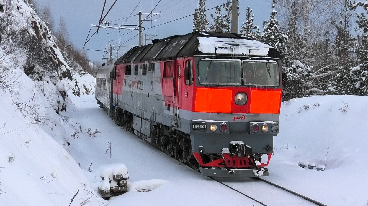 ТЭП70-0523 с туристическим поездом "Императорский маршрут" Екатеринбург-Пасс. - Алапаевск смотреть онлайн