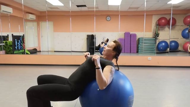 Ягодичный мост на фитболе на одной ноге смотреть онлайн