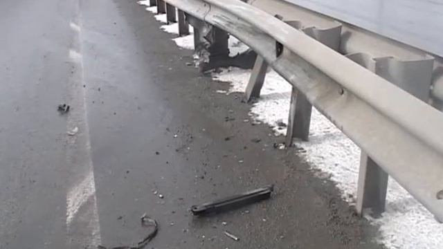 Водитель не справился с управлением и врезался в леерное ограждение на Маковского смотреть онлайн