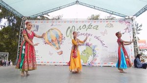 Классный индийский танец! - трио "Санам"