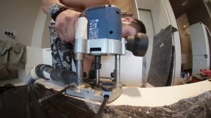 Вырезаем петли в фасад ручным фрезером