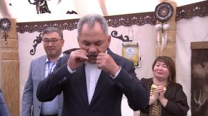 Сергей Шойгу сыграл на хомусе в парке «Зарядье»