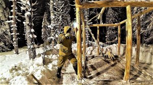 ТАЙГА. ДВА ДНЯ ДО НОВОГО ГОДА! ЖИВЁМ В ПАЛАТКЕ! СТАРАЮСЬ УСПЕТЬ ПОДГОТОВИТЬ КАРКАС К СТРОИТЕЛЬСТВУ.