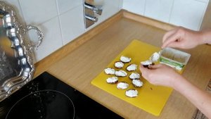 ФИНИКИ ФАРШИРОВАННЫЕ СЛИВОЧНЫМ СЫРОМ.  ГОТОВИТЬ 5 МИНУТ. ОЧЕНЬ ВКУСНО И КРАСИВО!