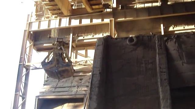 Работа двухчелюстного канатного грейфера производства Димет