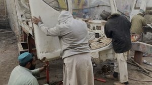 Большегрузный грузовик попал в аварию на дороге, мы отремонтировали его, чтобы снова пустить в путь.