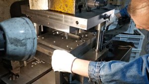 Вырубной штамп последовательного действия