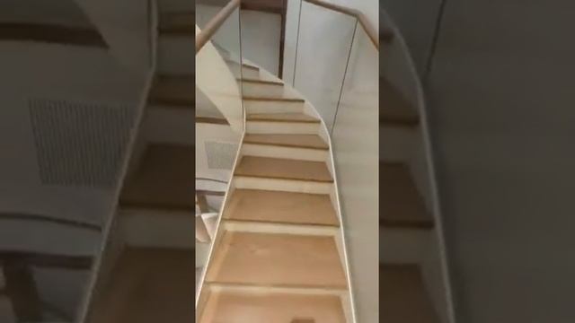 Винтовая лестница с подсветкой и перила из стекла СтаирсПром