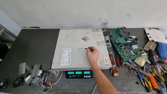 Разбор Eaton Powerware 9125. Считаем выход металла и плат. смотреть онлайн