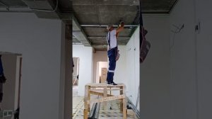Сборка потолка из ГКЛ по технологии КНАУФ