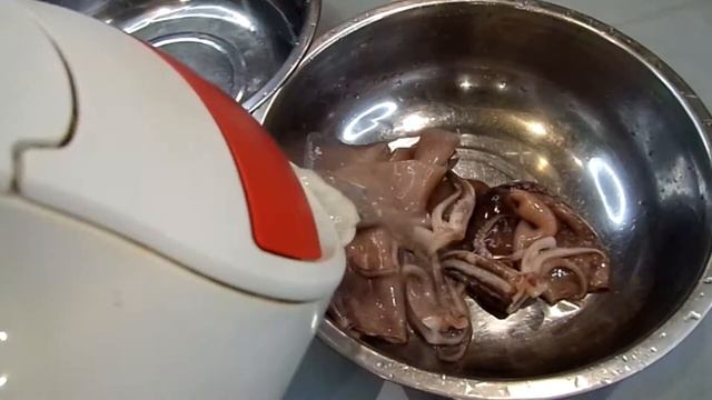 Как почистить кальмары и приготовить салат очень вкусный. смотреть онлайн