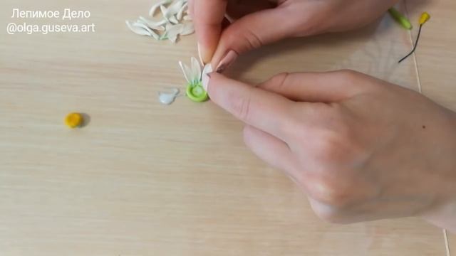 Ромашка-брошь из полимерной глины. Часть 1