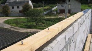 Как лучше шпильки монтировать перед заливкой армапояса или после?