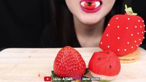 ASMR FRESH STRAWBERRY, EYEBALL GUMMY JELLY, APPLE CAKE, STRAWBERRY CAKE 딸기, 눈알 젤리, 사과 케이크 먹방 MUKBAN