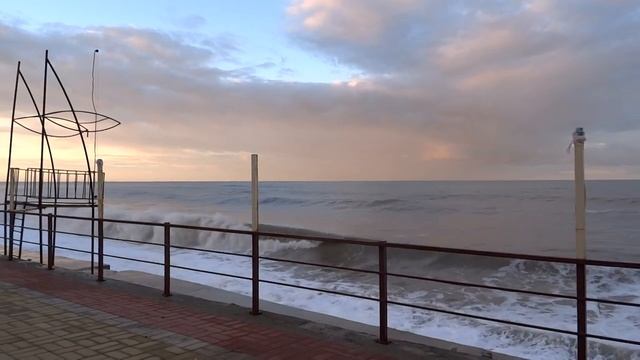 Шторм на море, без слов. Пляж "Фламинго" в Лазаревском, Сочи. 27 октября 2018 смотреть онлайн