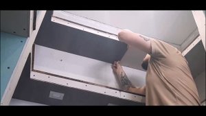 Как быстро клеить ламинат на потолок и стену