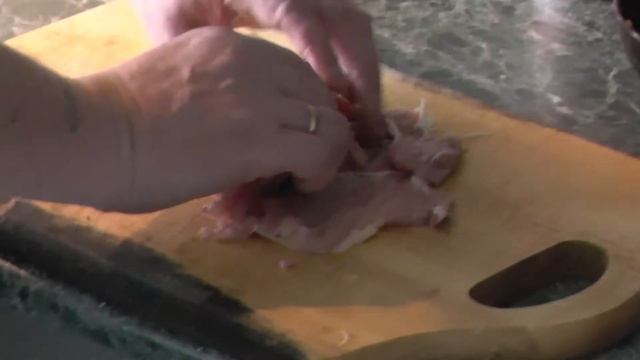 Окорочка фаршированные ветчиной, маринованными огурчиками и луком смотреть онлайн