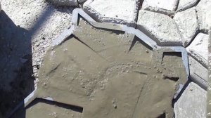 Использование формы для дорожек при бетонировании сложного наклонного въезда под машину.