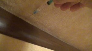 КАК ПРИКЛЕИТЬ ОТКЛЕЕННЫЕ ОБОИ С ПОМОЩЬЮ ШПРИЦА.