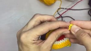 Как связать разноцветную спираль крючком