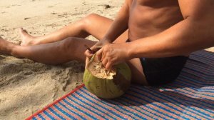 добываем кокосовый сок из кокосов найденных на южном пляже