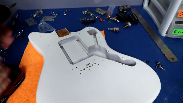 Mod Overhaul: The Squier Affinity Jazzmaster HH (PART 1) смотреть онлайн