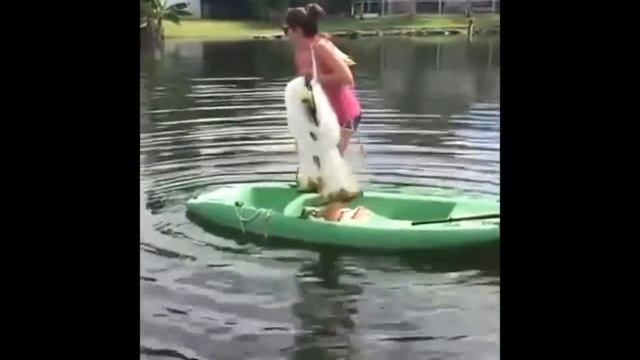 Самая эмоциональная девушка на рыбалке! Ржачные приколы смотреть онлайн