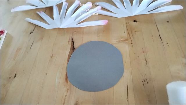 Как сделать большой цветок хризынтемы из копировальной бумаги