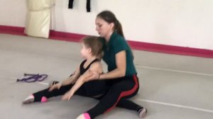 Сиана делает растяжку с тренером Ксенией