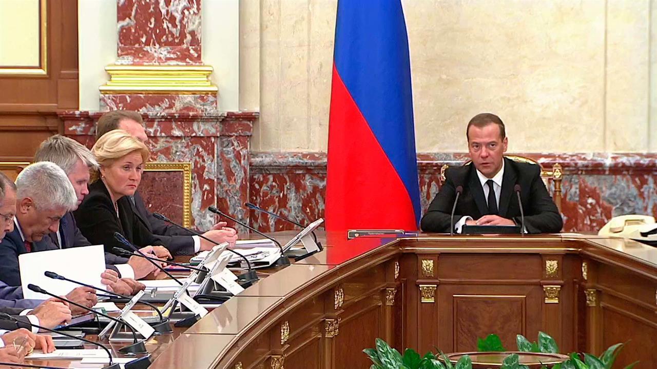 О развитии транспортного машиностроения говорил на заседании кабмина Дмитрий Медведев